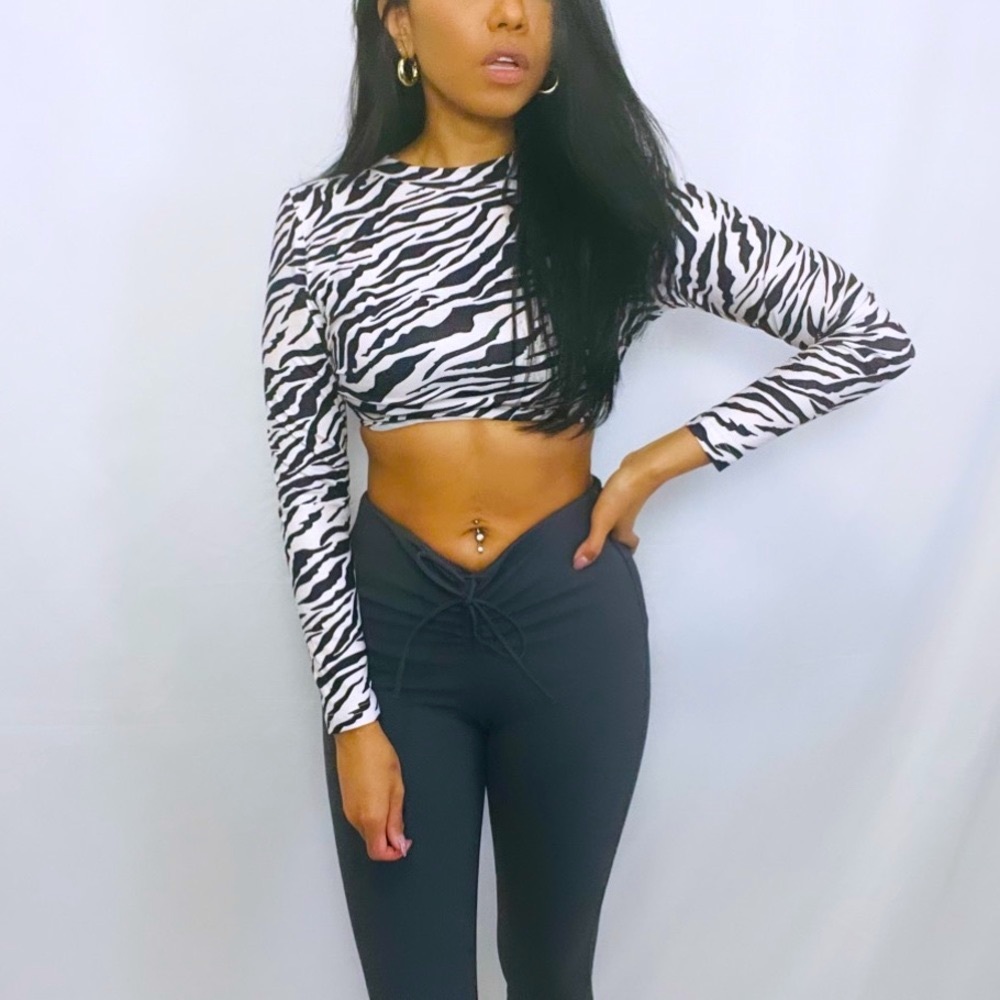 Black and White Euphoria Y2K 2000s Zebra Print Cropped Backless Long Sleeve Top - Picture 8 of 12